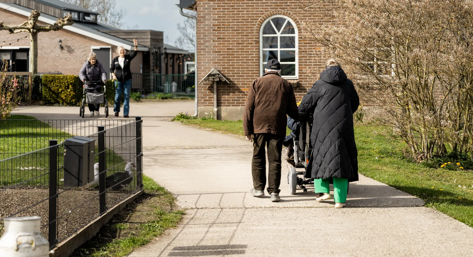 Mensen komen elkaar tegen op een van de multifunctionele boerderijen.