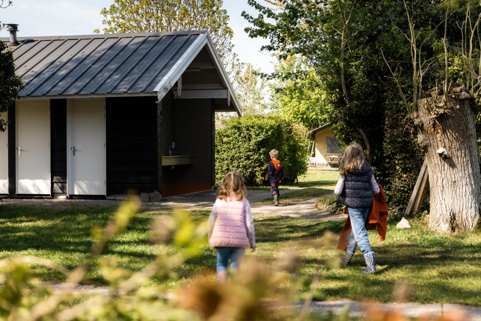 Kinderen rennen over het terrein van Five Star Farm.