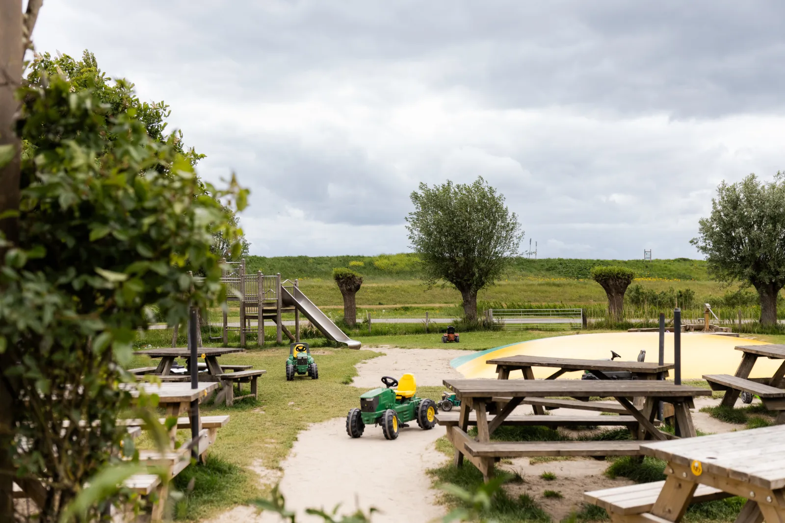 Speelgoed ligt door de tuin van Zuiderham verspreid.