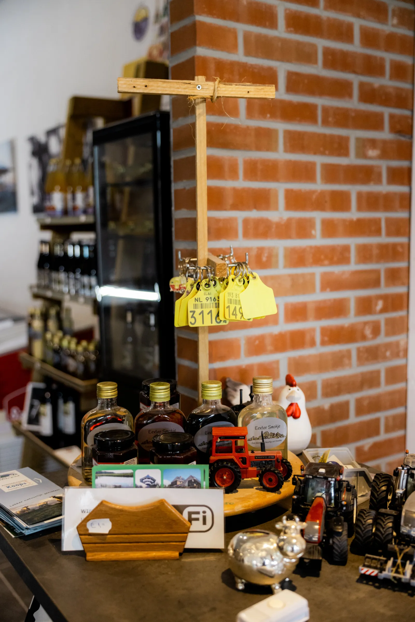 Verschillende souvenirs te koop in de boerderijwinkel.