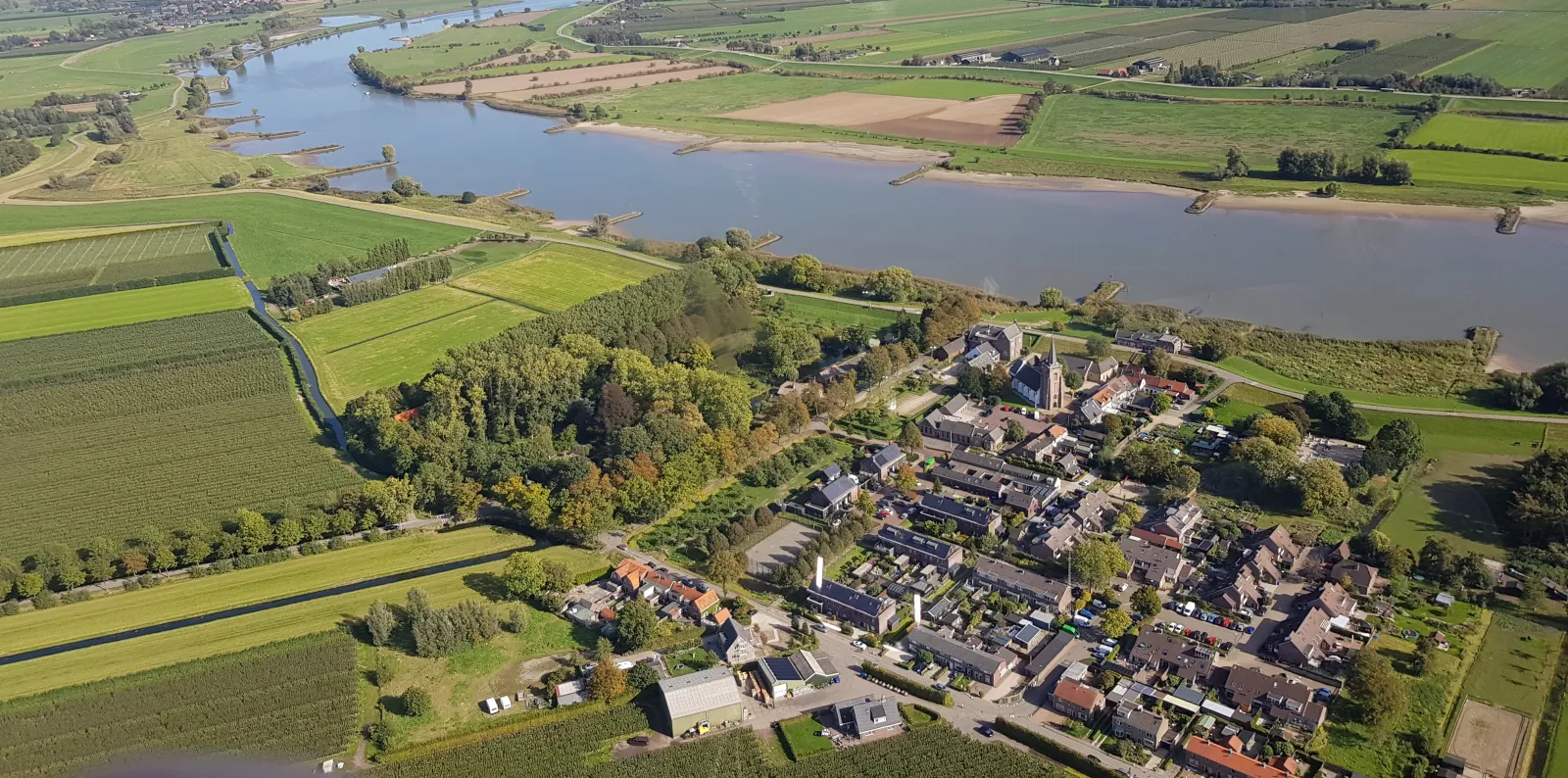 Luchtfoto van de kleine kern Jaarsveld, onderdeel van de gemeente Lopik