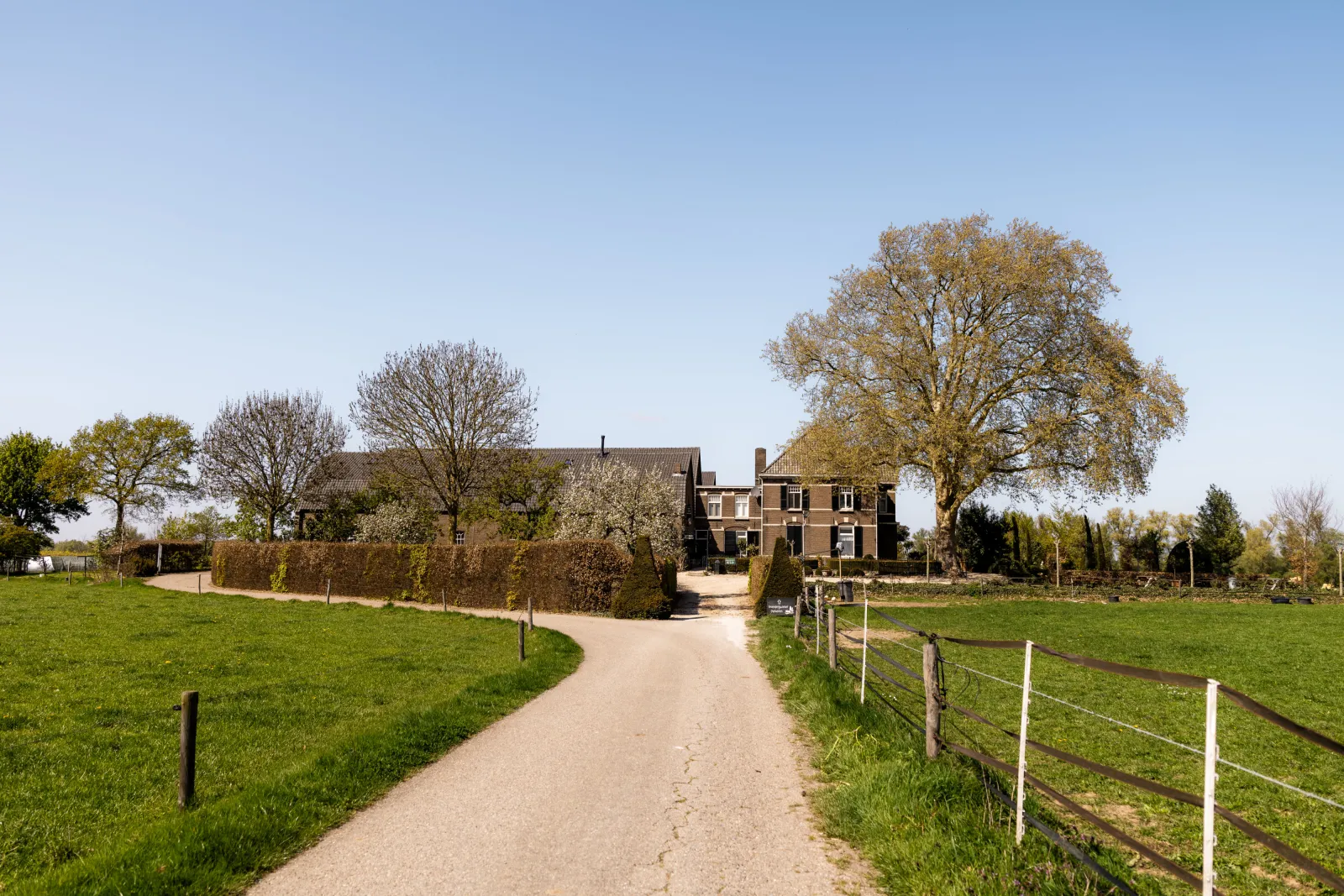De weg naar Hof zum Walde, waarmee dorpsbewoners de boerderij kunnen bereiken.