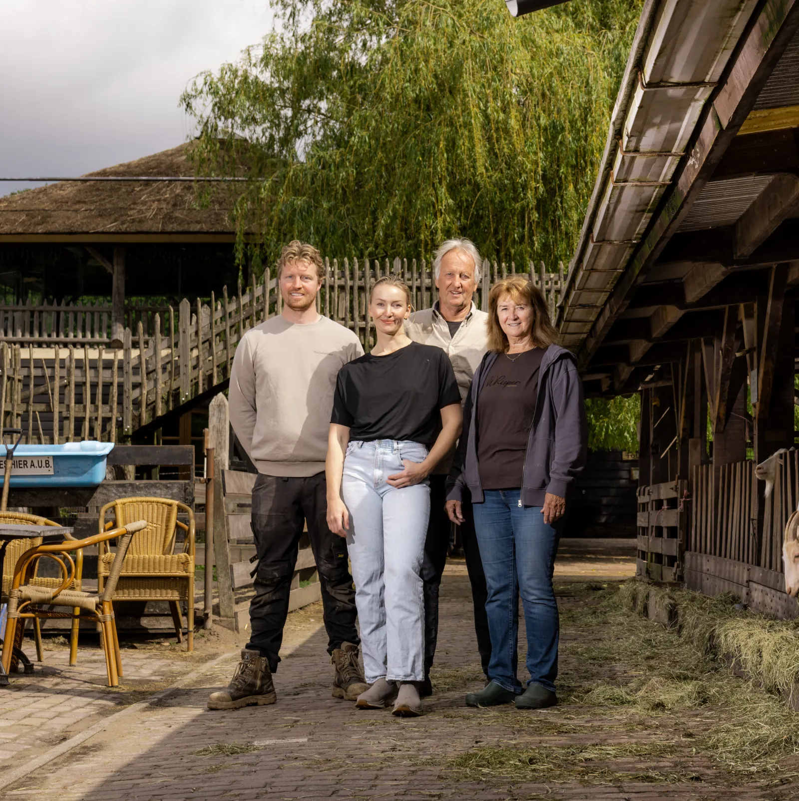 Tom, Iris, Corine en Willem op de Ridammerhoeve.