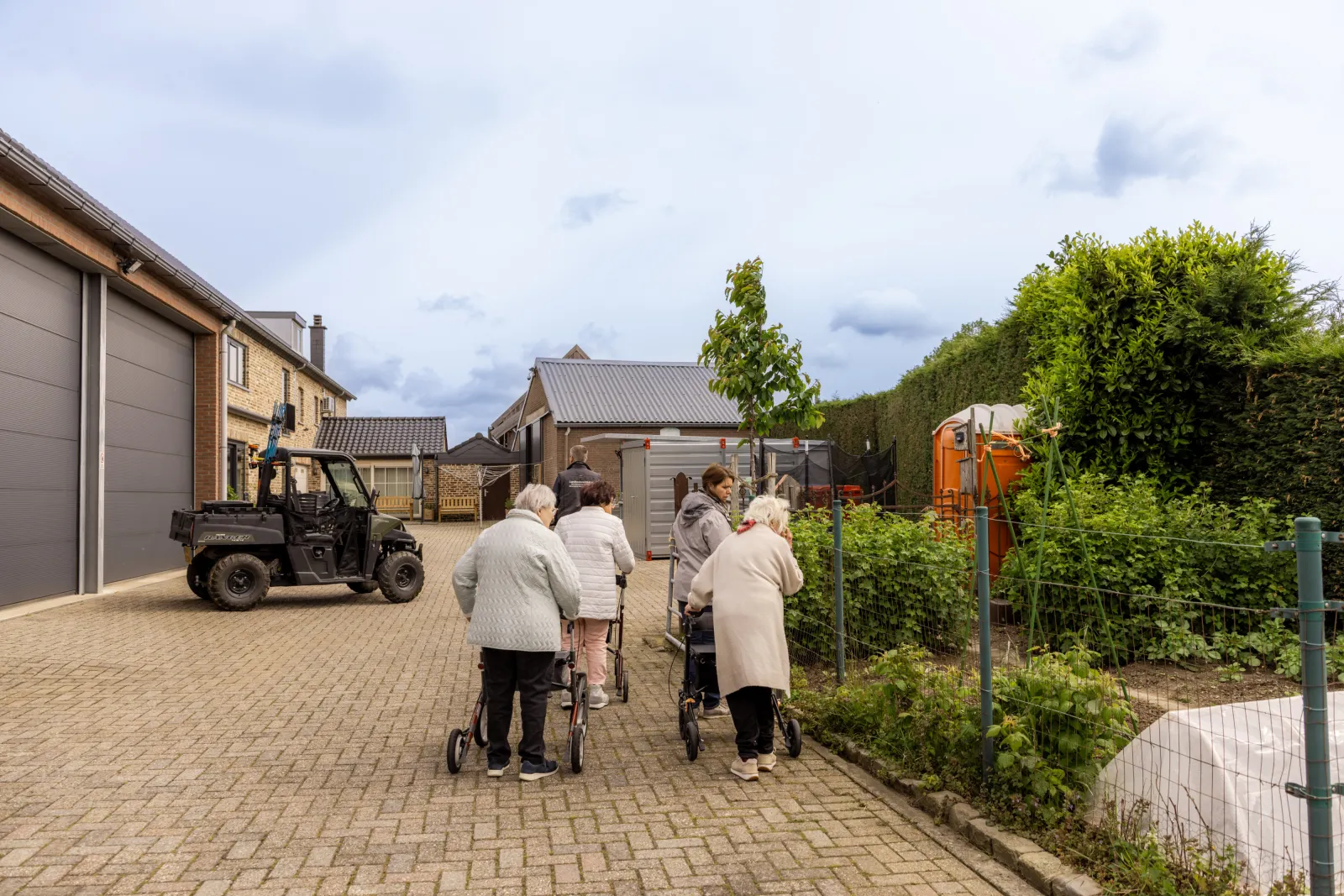 Ouderen wandelen buiten bij hoeve Schaffersberg.