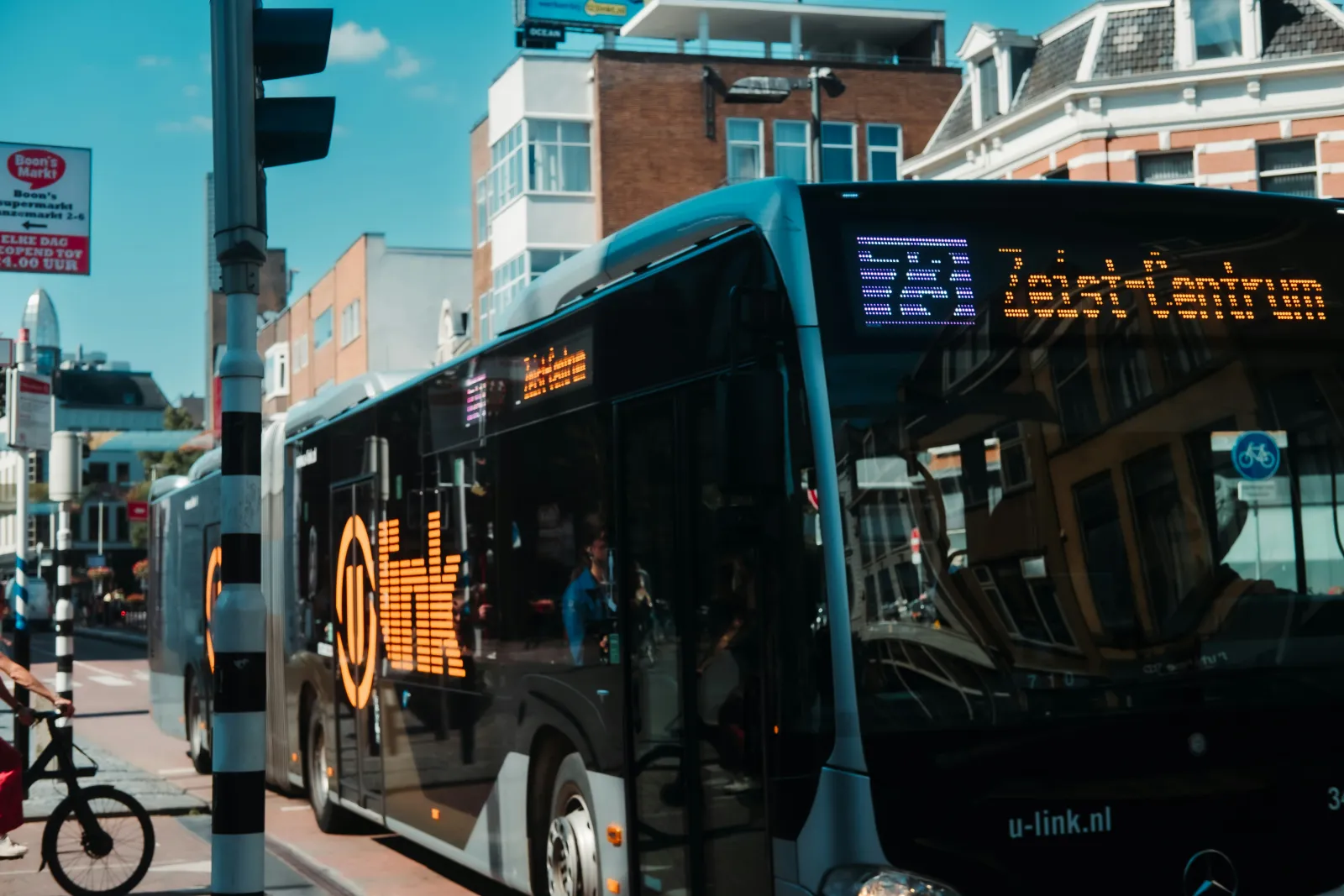 Een lijnbus in Utrecht, die door kleine kernen komt op zijn route.