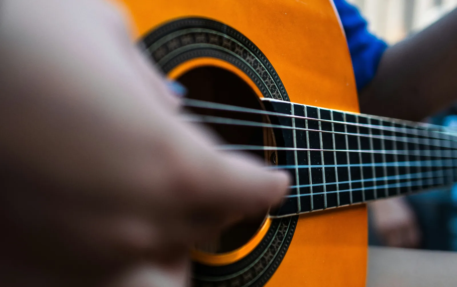 Iemand die gitaar speelt