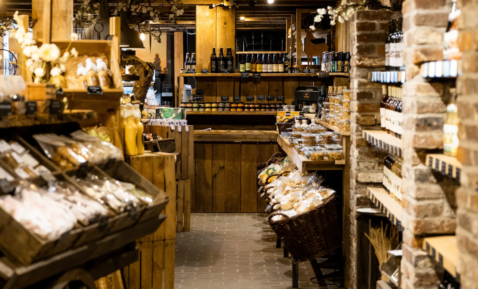 Een boerderijwinkel, gevuld met allerlei verschillende soorten producten. 