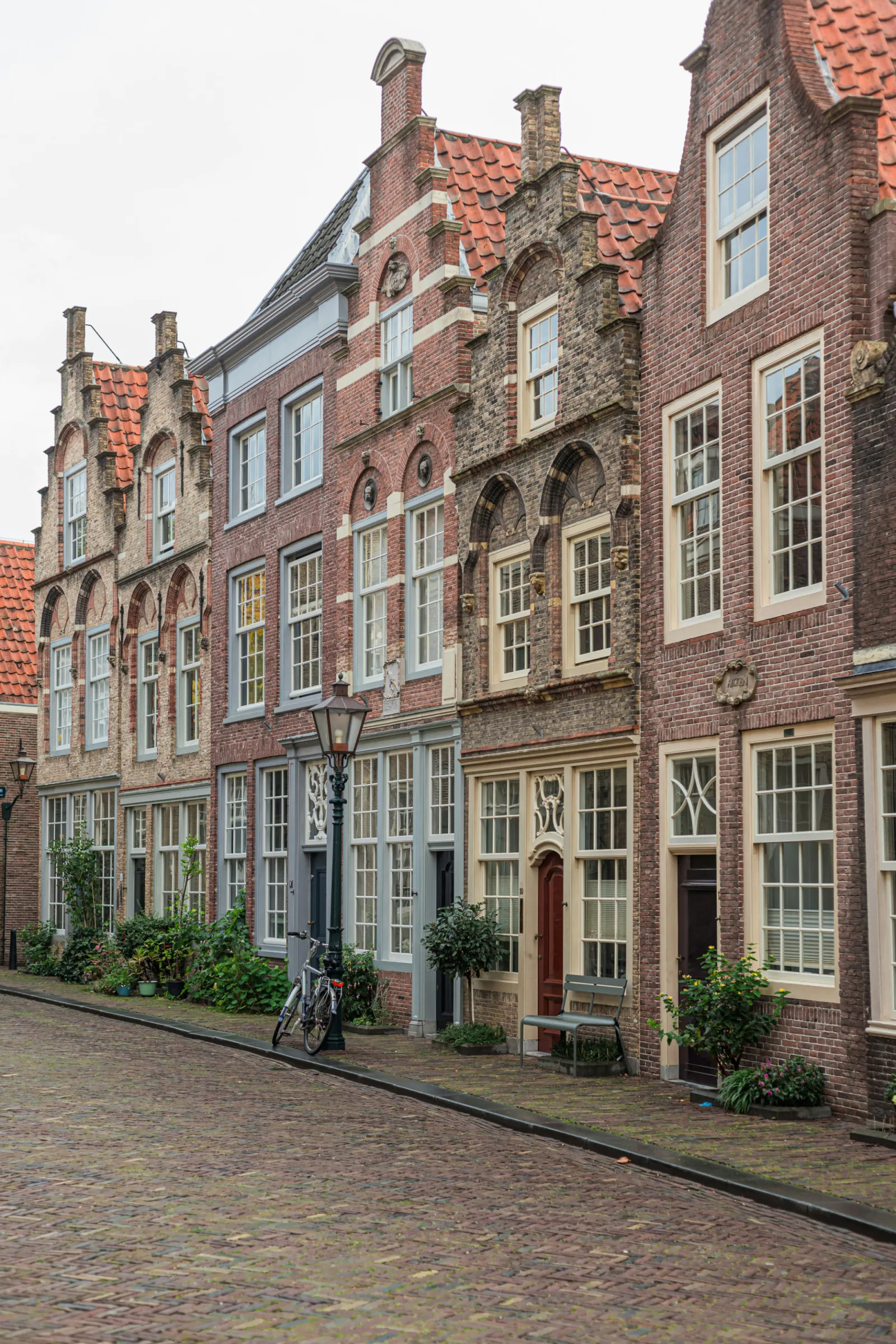 Een straat met oude huizen in Dordrecht.
