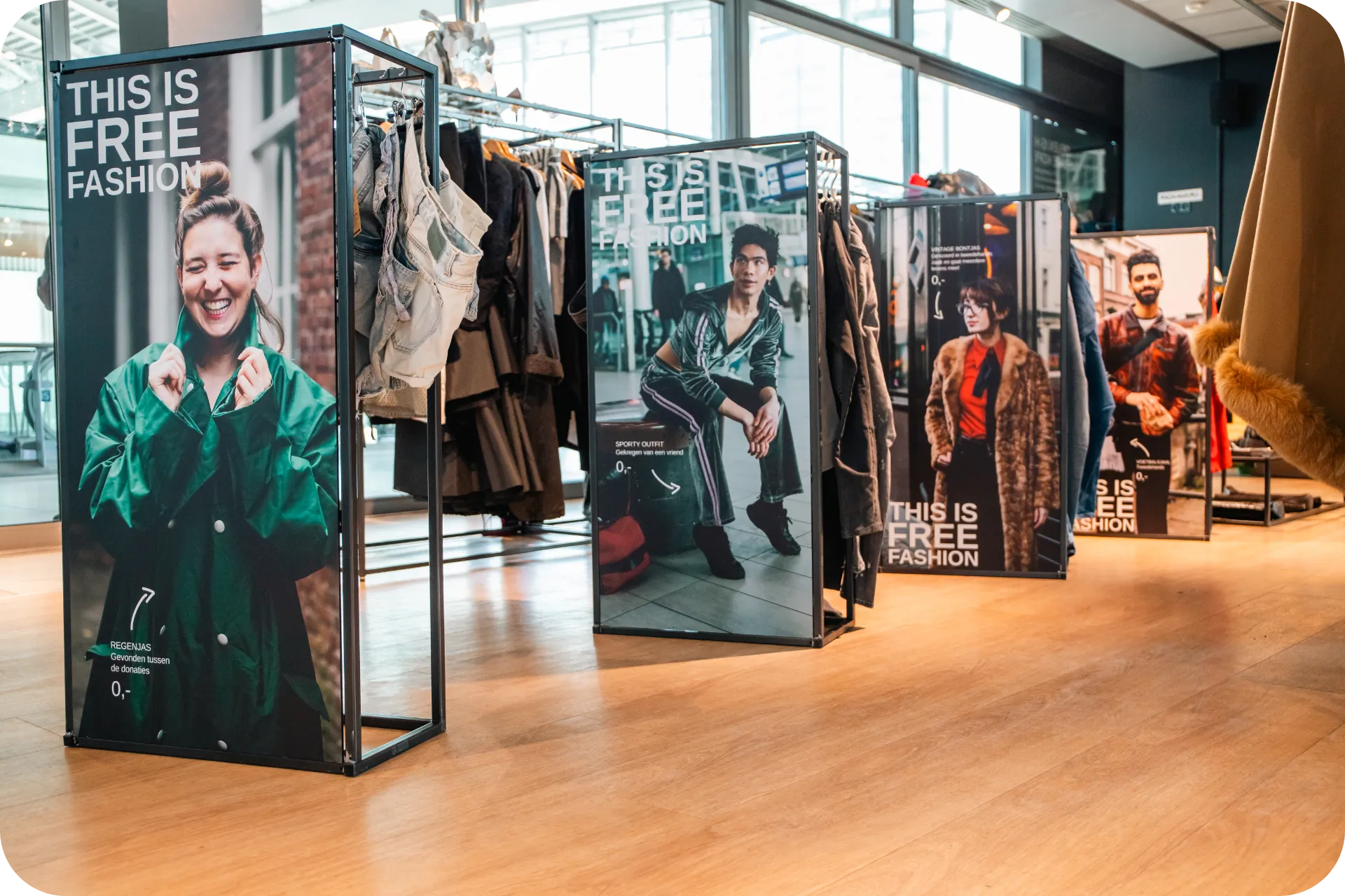 Een winkel van Free Fashion, ingericht als een reguliere modewinkel met grote foto's en ruimtelijke inrichting.