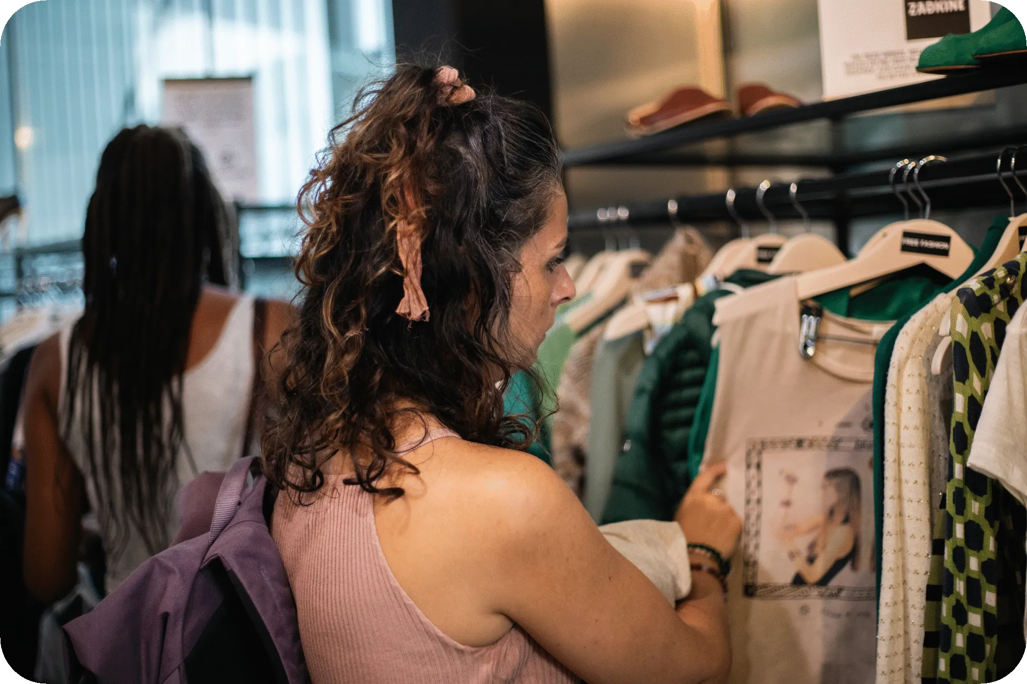 Mensen "winkelen" in de Free Fashion-winkel in Rotterdam.