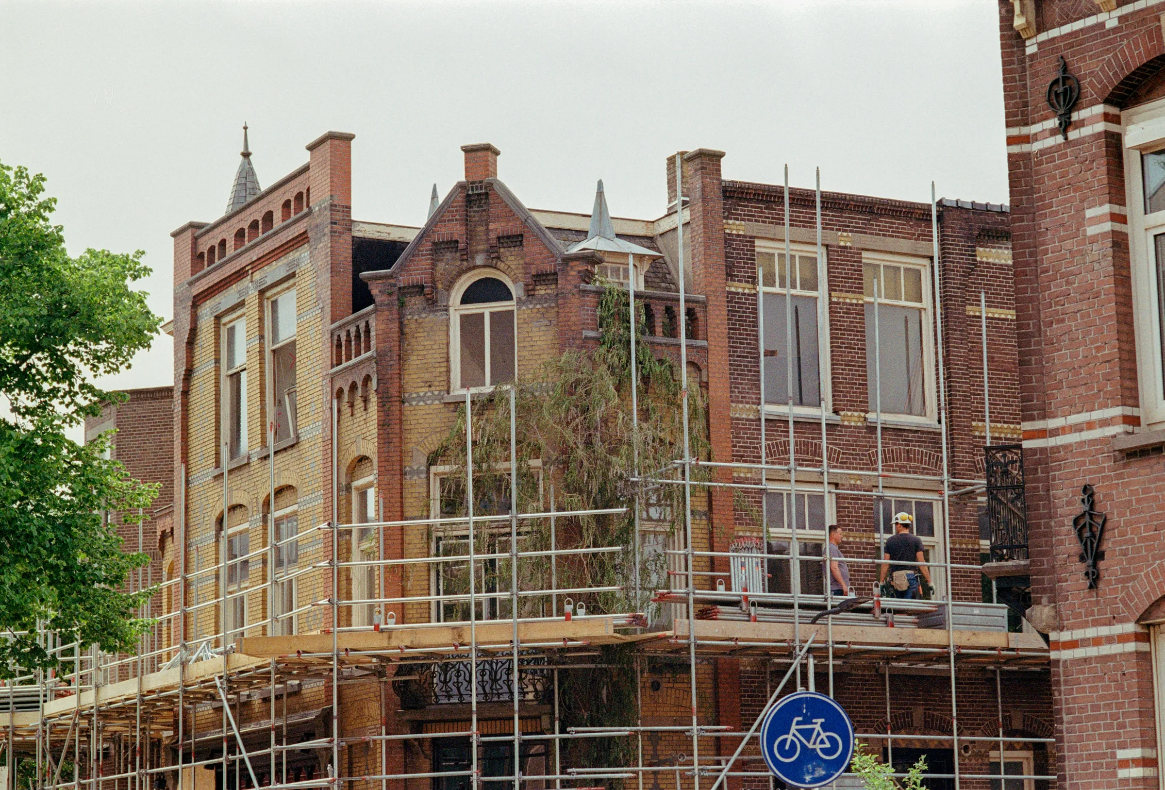Bouwvakkers in Den Bosch, pauze houdend op een steiger.