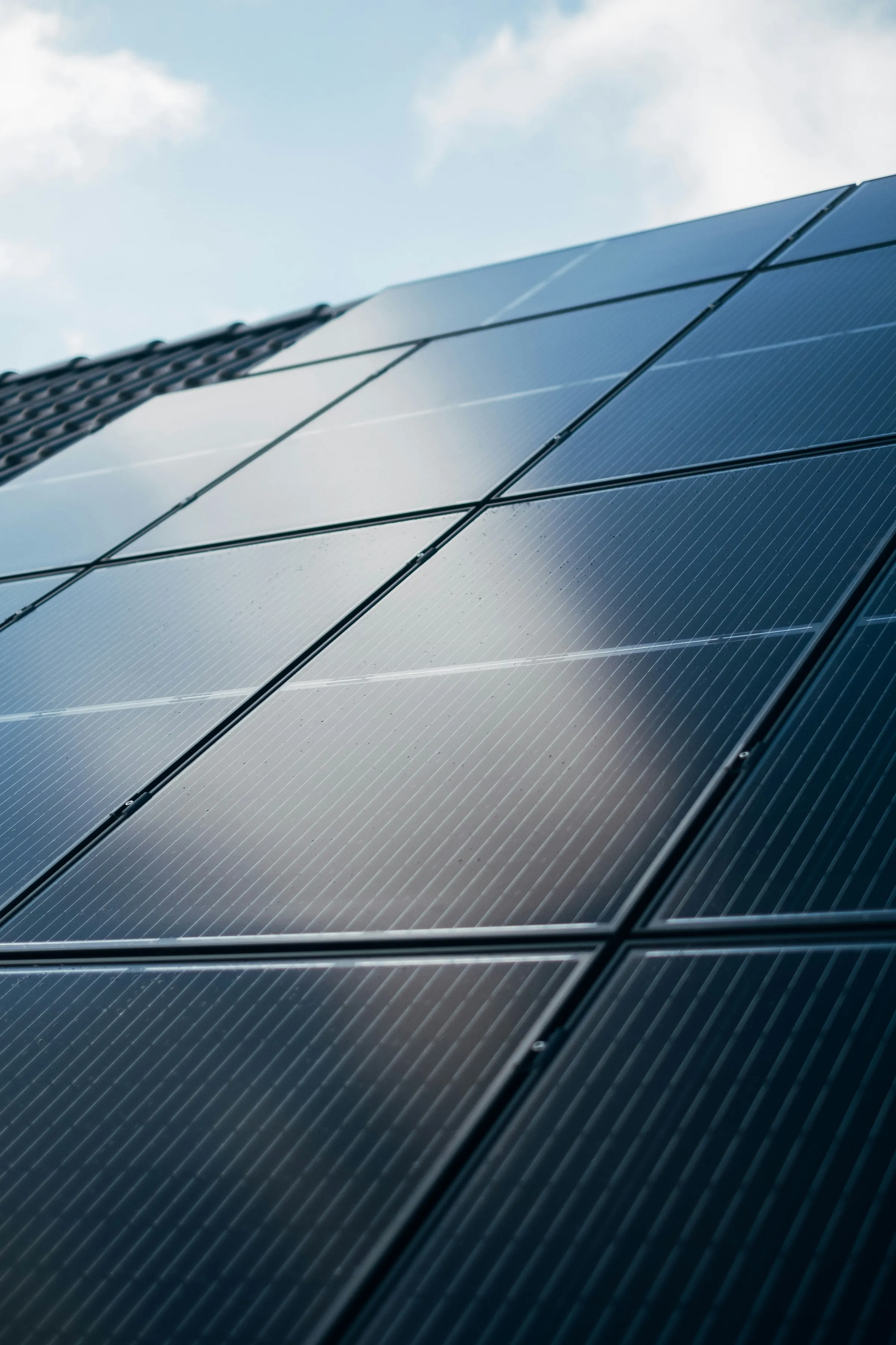 Zonnepanelen op een dak