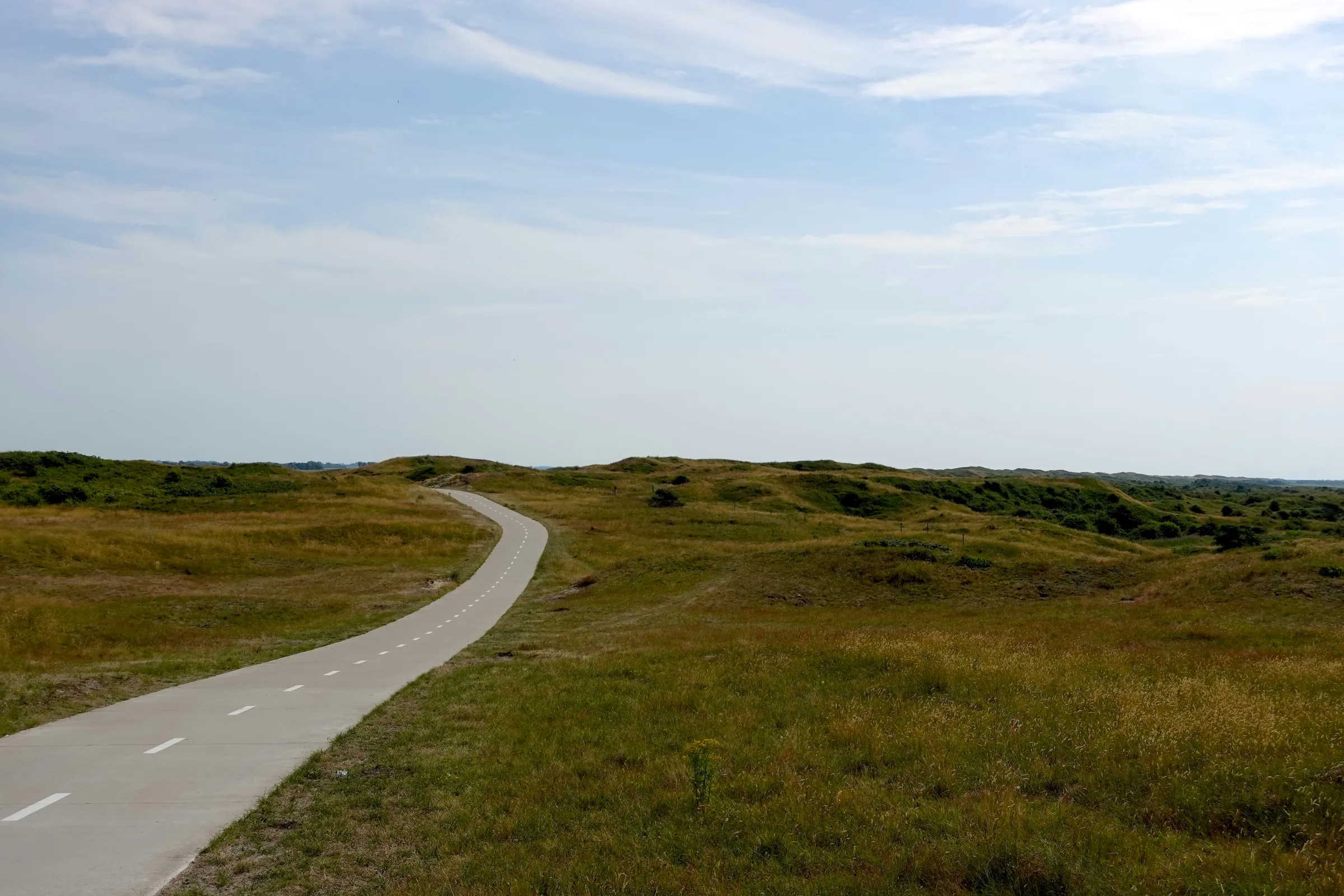 Een weg op Texel gaat langzaam de hoek om.